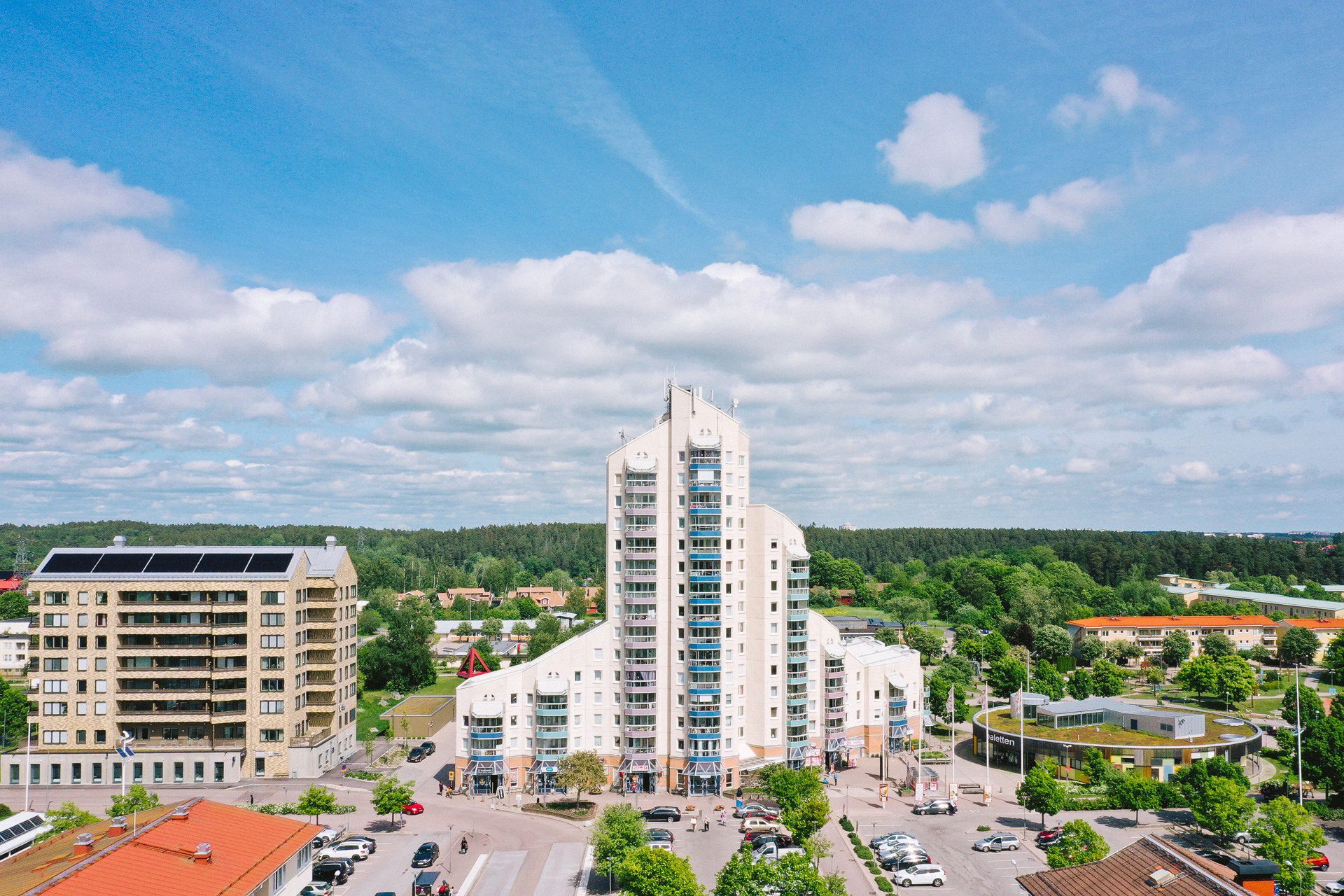 Flygbild över Vallby centrum med Vitalen, Allmogeplatsen och Paletten