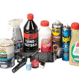 Farligt avfall, som tändvätska, nagellack, sprayflaskor med mera