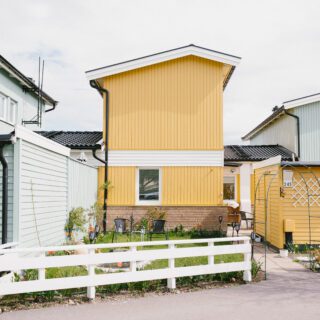 Gula och turkosa radhus