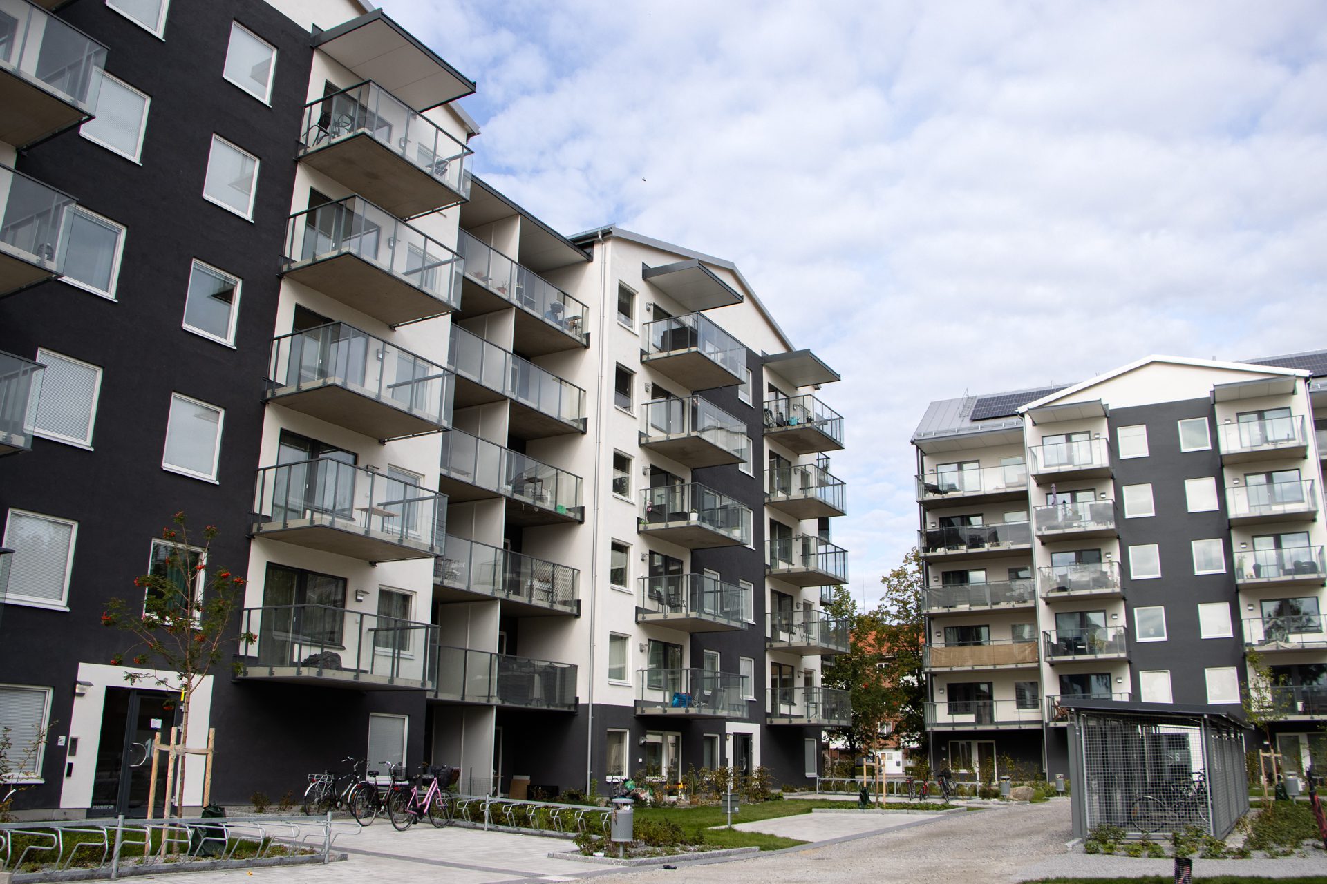 Två lamellhus i och svart och vit fasad